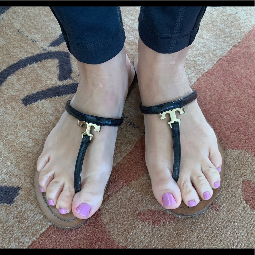 Tory Burch T-LOGO FLAT THONG-PATENT SAFFIANO Size7